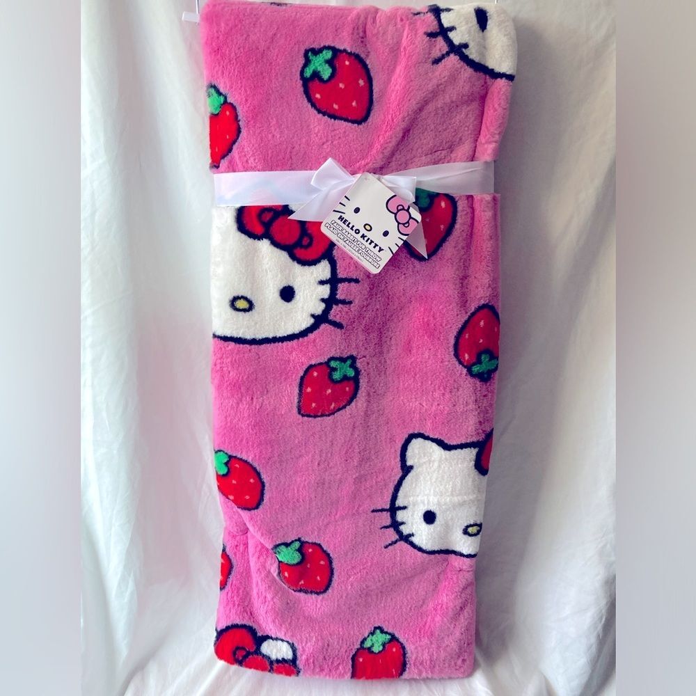 Hello kitty strawberry faux fur blanket